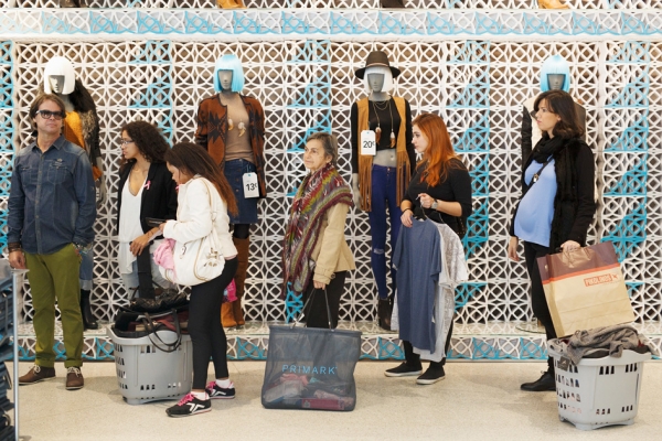 去年Primark在马德里开张时,顾客排队等待电梯。(Getty Images) 去年Primark在马德里开张时,顾客排队等待电梯。(Getty Images)