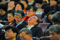 两会上一名人大代表在会场仰天“入睡”,突显官场颓废。(Getty Images) 两会上一名人大代表在会场仰天“入睡”,突显官场颓废。(Getty Images)