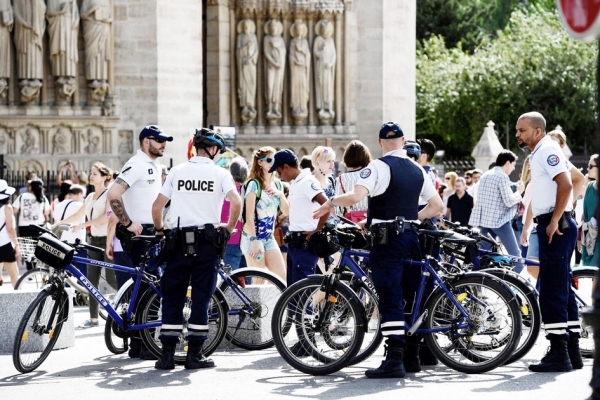 9月10日法国警察在巴黎圣母院门前检查。(AFP/Getty Images) 9月10日法国警察在巴黎圣母院门前检查。(AFP/Getty Images)