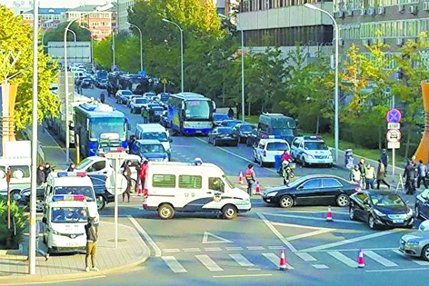 北京警方在军委大楼前,层层设卡,盘查路人。(网络图片) 北京警方在军委大楼前,层层设卡,盘查路人。(网络图片)