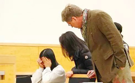 庭审现场，神色颓然的翁雅云全程以手掩面，不愿面对媒体镜头。（网络图片）