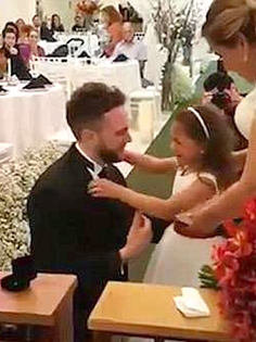 Diogo为Isadora带上戒指，小姑娘激动地扑进了新爸爸的怀里。（视频截图）