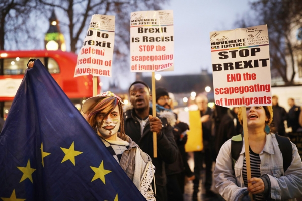 英国伦敦12月8日,亲欧盟示威者在最高法院外抗议。(Getty Images) 英国伦敦12月8日,亲欧盟示威者在最高法院外抗议。(Getty Images)