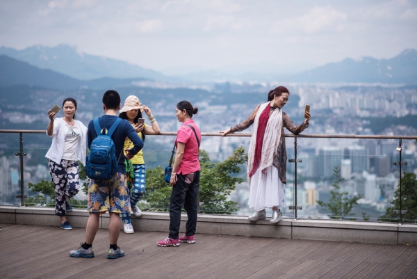 中国游客在韩国景点前照相留念。(Getty Images) 中国游客在韩国景点前照相留念。(Getty Images)