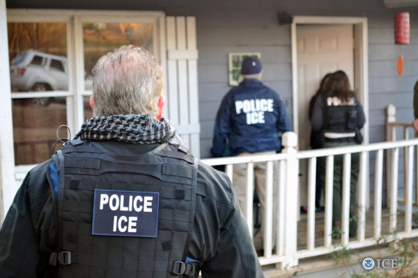 美国移民局抓捕非法移民。 (U.S. Immigration and Customs Enforcement via Getty Images)