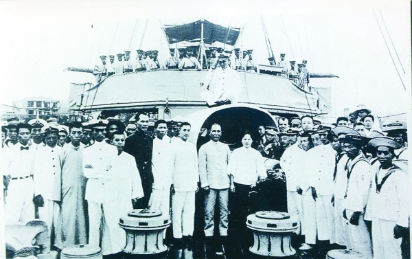 1923年8月14日，孙中山夫妇视察永丰舰，与海军官兵合影。