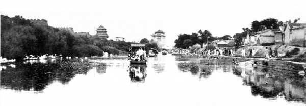 北京内城护城河南段旧貌，远处为正阳门城楼及箭楼。