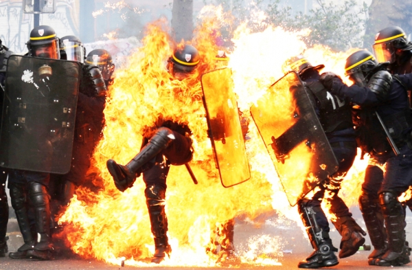 由阿布德勒卡菲拍摄的警察被火包围照片(ZAKARIA ABDELKAFI/AFP/Getty Images) 由阿布德勒卡菲拍摄的警察被火包围照片(ZAKARIA ABDELKAFI/AFP/Getty Images)