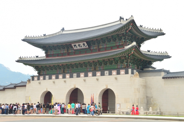 2006年,韩国政府依据历史原貌重建光化门,城楼上的匾额也恢复成汉字。(维基百科) 2006年,韩国政府依据历史原貌重建光化门,城楼上的匾额也恢复成汉字。(维基百科)