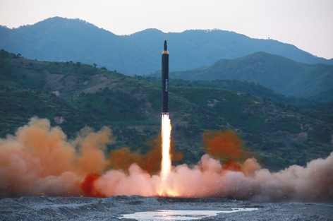 朝鲜官方中央通讯社(KCNA)发布的5月14日地面中长程战略弹道火箭的测试发射。(AFP/Getty Images) 朝鲜官方中央通讯社(KCNA)发布的5月14日地面中长程战略弹道火箭的测试发射。(AFP/Getty Images)