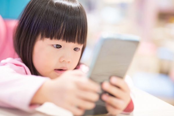 现在小学的学生都会有手机，他们花费大量的时间盯着手机等电子产品的屏幕玩游戏或看动画片，即使感受到了眼睛的刺痛，但这些电子产品的乐趣却让他们流连忘返。（123.R
