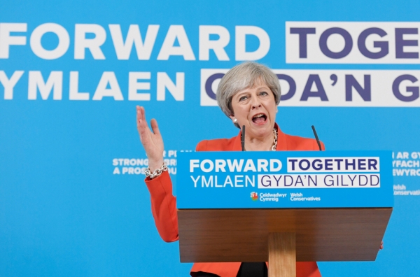 英国首相特蕾莎•梅在威尔士保守党大选宣传活动中发表讲话。(AFP/Getty Images) 英国首相特蕾莎•梅在威尔士保守党大选宣传活动中发表讲话。(AFP/Getty Images)
