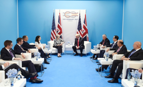 美国总统川普和英国首相特雷莎•梅在德国汉堡举行的G20峰会期间,出席双边会议。(AFP/Getty Images) 美国总统川普和英国首相特雷莎•梅在德国汉堡举行的G20峰会期间,出席双边会议。(AFP/Getty Images)