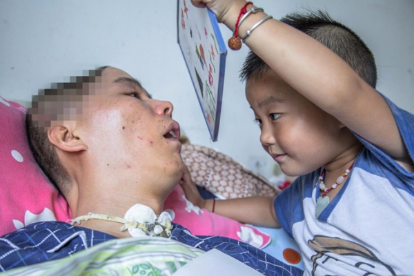 尤恒毅将自己画的画拿给爸爸看 尤恒毅将自己画的画拿给爸爸看