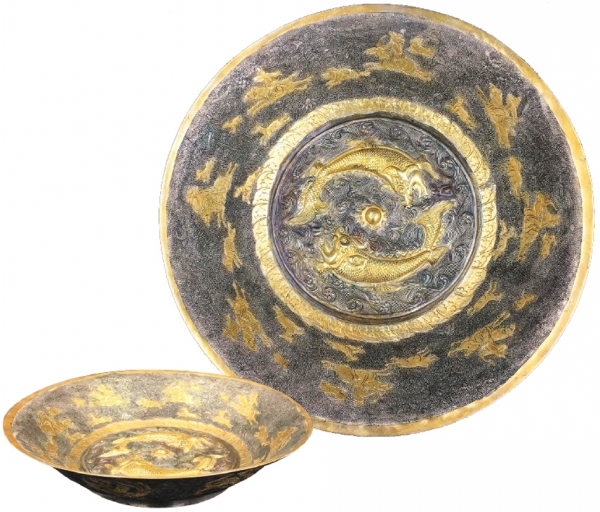 银盘及内部的纹饰 银盘及内部的纹饰