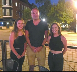 凯利(右)和与爱尔兰总理(中)在芝加哥一餐馆相遇。(凯利推特)