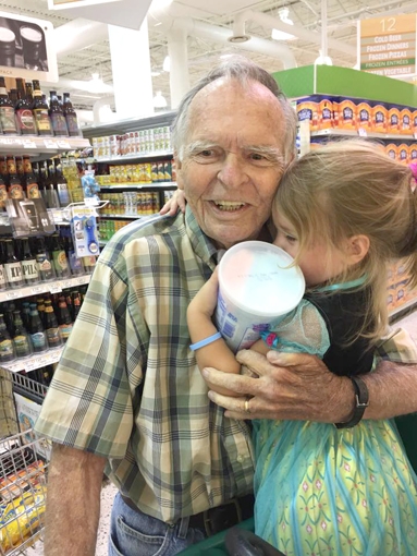 瑞纳给了老人一个大大的拥抱。