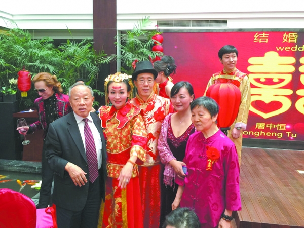 曹晴夫妇之前婚宴时的照片