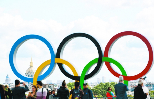 在国际奥委会宣布巴黎为2024年奥运会举办城市后,象征奥运的五环竖立在特罗卡德罗广场上(Esplanade du Trocadéro)。(AFP/Getty Images) 在国际奥委会宣布巴黎为2024年奥运会举办城市后,象征奥运的五环竖立在特罗卡德罗广场上(Esplanade du Trocadéro)。(AFP/Getty I