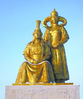 成吉思汗的生母诃额仑(左)与皇后孛儿帖(右)的雕塑 成吉思汗的生母诃额仑(左)与皇后孛儿帖(右)的雕塑
