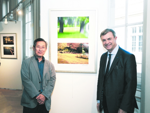 巴黎6区区长勒考克（右）出席梁发强（左）个人摄影展。（摄影：云雾茶）