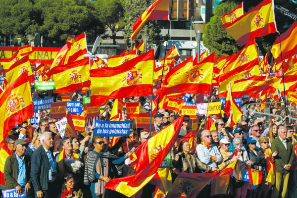 10月28日,马德里民众支持实施宪法第155条,反对加泰罗尼亚独立。(Getty Images) 10月28日,马德里民众支持实施宪法第155条,反对加泰罗尼亚独立。(Getty Images)