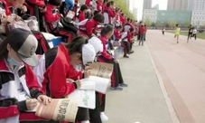 学校运动会上,运动健儿在跑道上冲刺,许多看台上的初中生却在“冲刺卷子”上埋头“冲刺”。 学校运动会上,运动健儿在跑道上冲刺,许多看台上的初中生却在“冲刺卷子”上埋头“冲刺”。