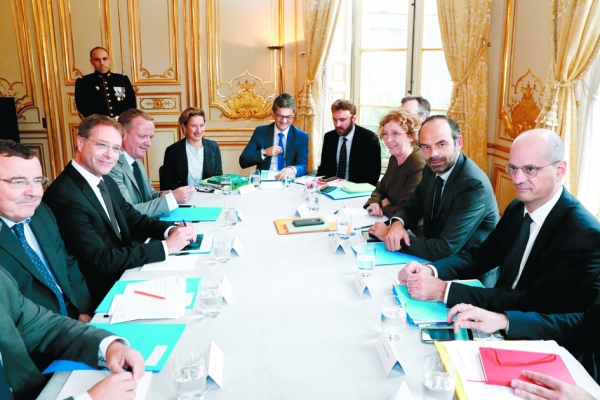 10月18日,总理菲利普(Edouard Philippe)(右二)与劳工部长佩尼科(Muriel Pénicaud)(右三)、教育部长布朗凯(Jean-Michel Blanquer)(右一)等在马提尼翁召开关于职业培训改革会议。(AFP/Getty Images) 10月18日,总理菲利普(Edouard Philippe)(右二)与劳工部长佩尼科(Muriel Pénicaud)(右三)、教育部长布朗凯(Jean-Mic