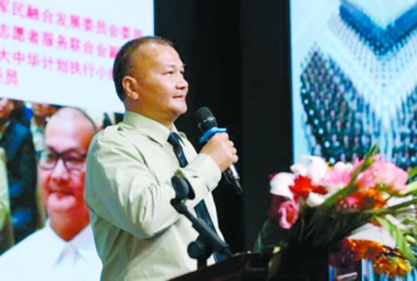 “上官凤笠”顶着官方智库和军方重磅机构成员的头衔,高调地招摇撞骗了好几年。 “上官凤笠”顶着官方智库和军方重磅机构成员的头衔,高调地招摇撞骗了好几年。