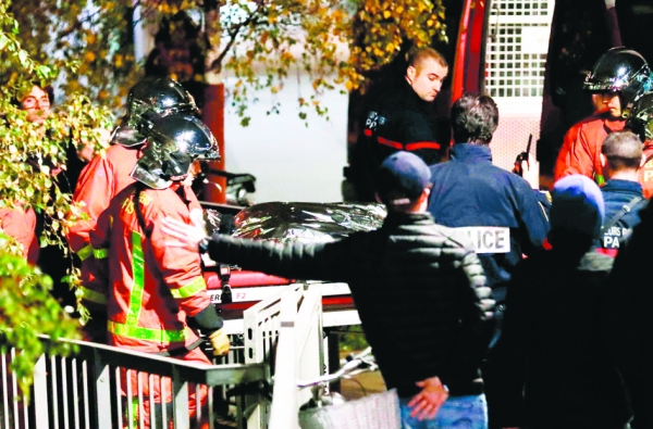 11月24日,消防员与警员在巴黎15区抬着被打死的老虎。(AFP/Getty Images) 11月24日,消防员与警员在巴黎15区抬着被打死的老虎。(AFP/Getty Images)