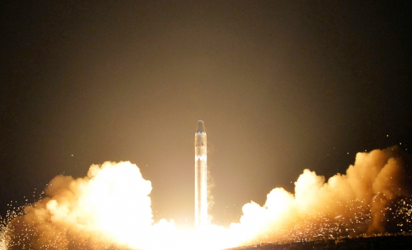 朝鲜中央通讯社(KCNA)发布的于11月29日发射“火星15型”(Hwasong-15)导弹。(KCNA VIA KNS/AFP/Getty Images) 朝鲜中央通讯社(KCNA)发布的于11月29日发射“火星15型”(Hwasong-15)导弹。(KCNA VIA KNS/AFP/Getty Images)