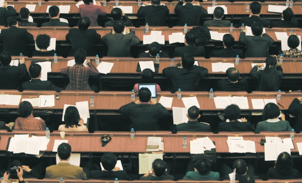 众贪挤拥的大陆政权，其实已“空心化”。人们一有风吹草动就会“跳船”。(AFP/Getty Images)