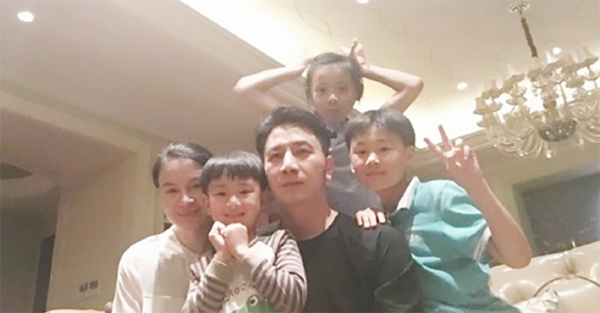 图为朱小贞、丈夫林生斌一家5口合影。(图片来源:林生斌微博) 图为朱小贞、丈夫林生斌一家5口合影。(图片来源:林生斌微博)