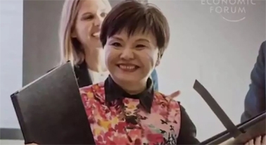 致力于慈善事业的何巧女(视频截图) 致力于慈善事业的何巧女(视频截图)