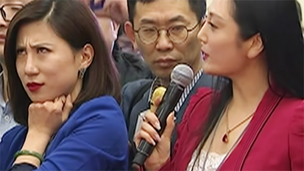 “史诗级”白眼事件中的两位女记者,穿蓝衣者是梁相宜,穿红衣者是张慧君。 “史诗级”白眼事件中的两位女记者,穿蓝衣者是梁相宜,穿红衣者是张慧君。