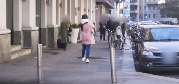 参与电视台拍摄的华裔女孩(视频截图） 