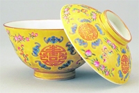黄地粉彩五蝠捧寿字盖碗 黄地粉彩五蝠捧寿字盖碗