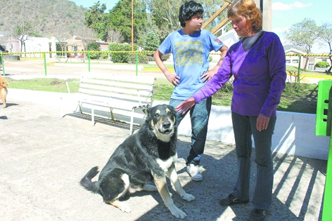 Miguel的家人和忠犬Capitan Miguel的家人和忠犬Capitan