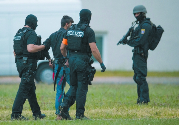 6月9日,德国警方押送被引渡回德国的嫌犯阿里•巴沙尔前往警局。(AFP/Getty Images) 6月9日,德国警方押送被引渡回德国的嫌犯阿里•巴沙尔前往警局。(AFP/Getty Images)