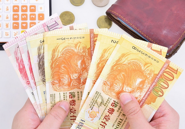 为了打击跨境洗黑钱的情况,香港当局自7月16日起,将限制入境人士携带现金及支票入境。(123RF) 为了打击跨境洗黑钱的情况,香港当局自7月16日起,将限制入境人士携带现金及支票入境。(123RF)