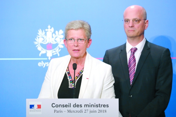 6月27日,法国教育部长布朗凯(Jean-Michel Blanquer)(右)、法国军部国务秘书达丽厄塞克(Geneviève Darrieussecq)(左)与法国政府发言人格力沃(Benjamin Griveaux)在爱丽舍宫正式宣布建立普遍国民役。 (AFP/Getty Images) 6月27日,法国教育部长布朗凯(Jean-Michel Blanquer)(右)、法国军部国务秘书达丽厄塞克(Geneviève Darrieussecq)(左
