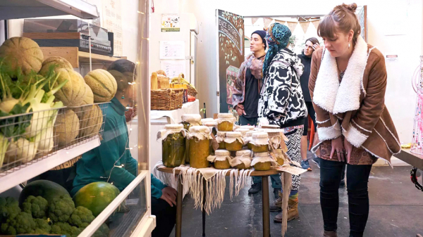 “不方便超市”没有价格标签，消费者可以随意拿自己所需要的东西，还能按照心情付钱。