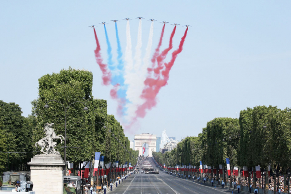 国庆当日,在飞行表演中,一架飞机错误地喷出了红烟。(AFP/Getty Images) 国庆当日,在飞行表演中,一架飞机错误地喷出了红烟。(AFP/Getty Images)