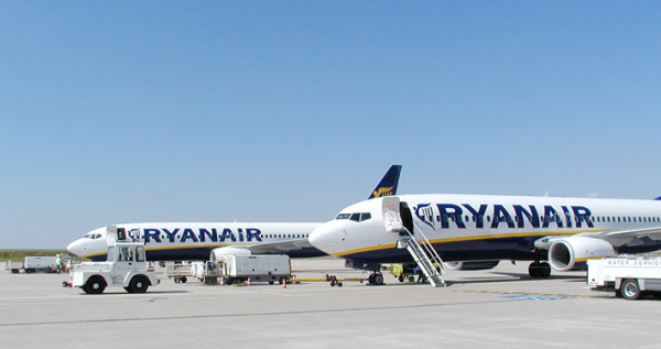 欧洲廉航瑞安航空(Ryanair)位于法兰克福-哈恩机场的波音737-800客机(Raboe001/维基百科)