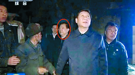 2013年，习近平到甘肃视察扶贫时，王三运背着拖着贫困老农手的习近平，怒视老农，画面意外出现在央视，王三运意外走红，被网民称为“板脸哥”。图中圈红者为王三运。