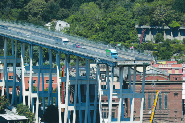 8月14日,意大利西北部热那亚的一座高速公路大桥部分倒塌,目前已造成至少43人死亡。这是多年来意大利最致命的桥梁事故,意大利副运输部长警告说,死亡人数可能会进一步攀升。(AFP/Getty Images) 8月14日,意大利西北部热那亚的一座高速公路大桥部分倒塌,目前已造成至少43人死亡。这是多年来意大利最致命的桥梁事故,意大利副运输部长警告说,死亡人数可能会进一