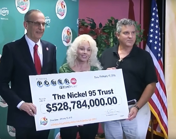 David Kaltschmidt(右)与妻子Maureen Smith(中)