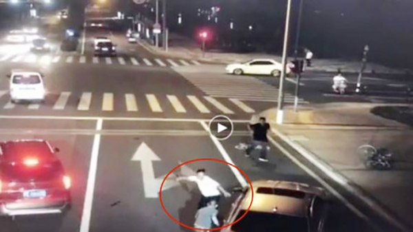 事发现场(视频截图) 事发现场(视频截图)