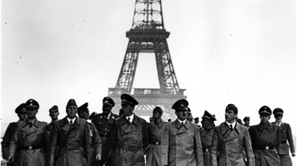 1940年6月24日,希特勒和他的将军们在埃菲尔铁塔。 1940年6月24日,希特勒和他的将军们在埃菲尔铁塔。