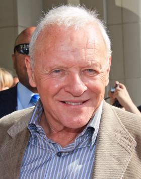 83岁的安东尼霍普金斯(Anthony Hopkins)在“父亲”一片中以精湛演技饰演失智的老人,破纪录成为奥斯卡史上最年长影帝。(图片来源:维基百科)